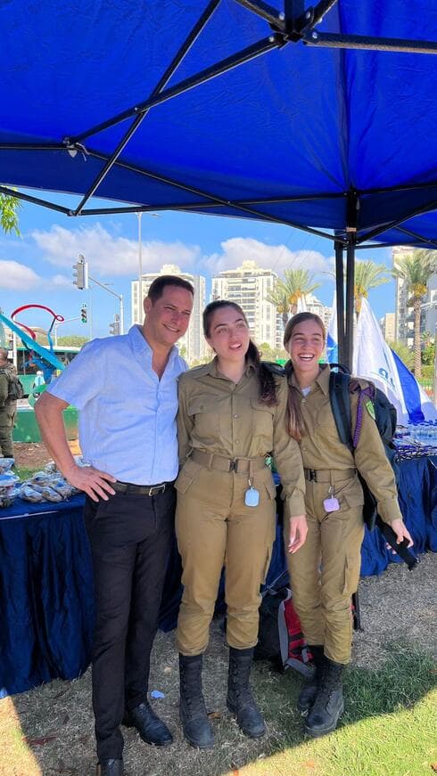 קינסטליך והחיילות בתחנת ההסעה החדשה