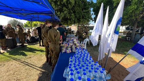 קינסטליך והחיילות בתחנת ההסעה החדשה