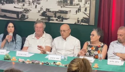 ממה שיינפיין במסיבת העיתונאים