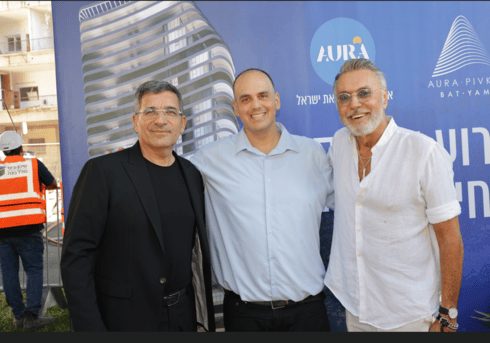 אילן פיבקו, צביקה ברוט , יעקב אטרקצ'י בטקס הריסת הבניין הישן (צלם: רפי דלויה) אילן פיבקו, צביקה ברוט , יעקב אטרקצ'י בטקס הריסת הבניין הישן