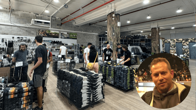 ירושלמי וחנות הסיירת בשדרות ההסתדרות (צילום: יואב ירושלמי) ירושלמי והחנות הסיירת בשדרות ההסתדרות