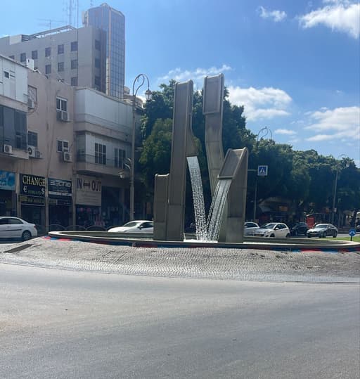 הכיכר ברחוב חיים עוזר בלי הכיתוב 