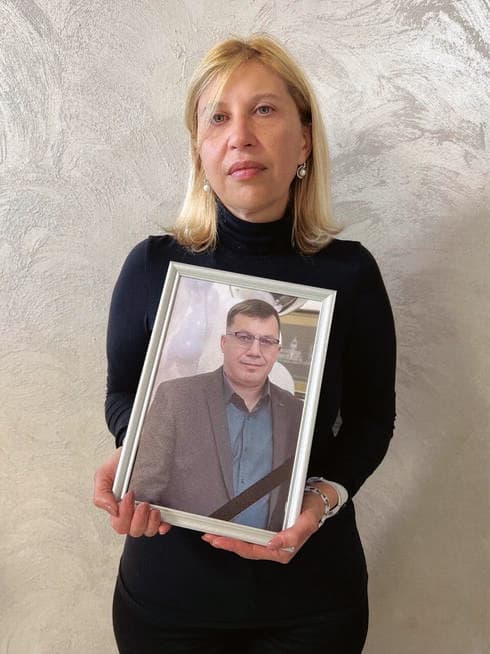 האלמנה לנה עם תמונת יורי ז"ל