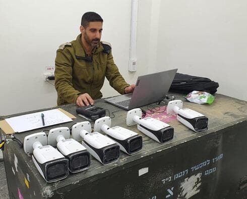 רס"ם הדר בבדיקת ציוד (צילום: דובר צה"ל) רס"ם אביב הדר
