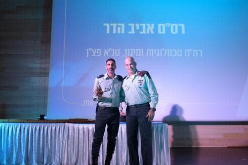 רס"ם הדר מקבל את ההצטיינות מאלוף פיקוד צפון אורי גורדין (צילום: דובר צה"ל) רס"ם אביב הדר