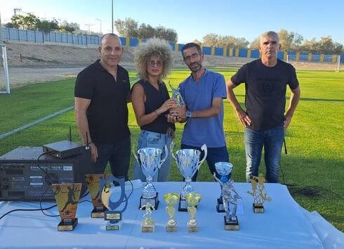 לילך שושן מקבלת גביע מאלון יעקב, מנהל המתנ"ס העירוני