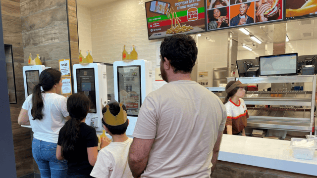 ברגר קינג מגיעה לחדרה (צילום: יח"ץ) ברגר קינג מגיעה לחדרה