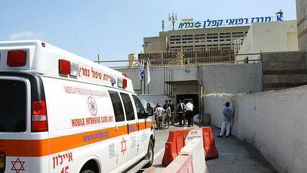 הגבר הובהל לבית החולים קפלן