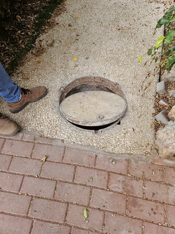 בור הביוב ברחוב אושה בקרית מוצקין בור הביוב ברחוב אושה בקרית מוצקין