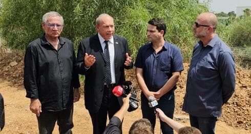 המבקר עם ראשי הערים