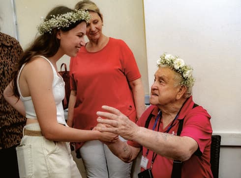 תמר קרן עם הניצולים  