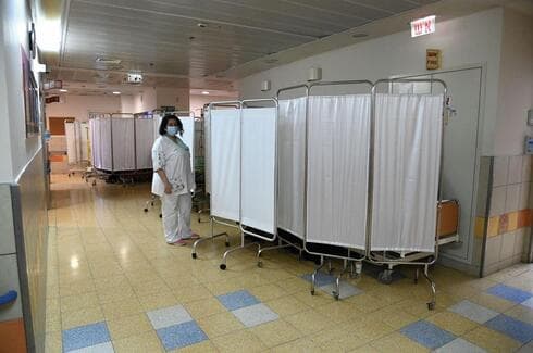 לא עומדים בעומס. מיטות במסדרונות המחלקות בסורוקה (הרצל יוסף) מחלקה בסורוקה