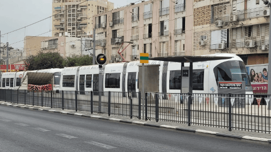 הרכבת הקלה יוצאת מפתח תקוה