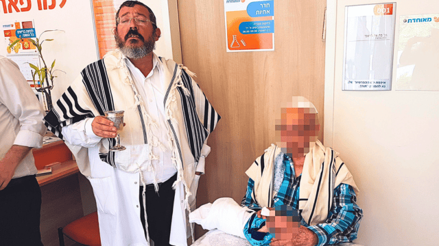 ד"ר אריה ולדמן בפעילותו כמוהל (צילום: פרטי) ד"ר אריה ולדמן בפעילותו כמוהל