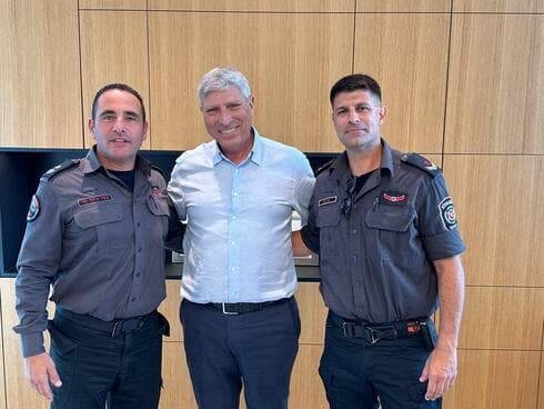 יעקב פרץ (במרכז) עם מפקד תחנת כיבוי קריות, סגן טפסר משה צ'יקו לוי (משמאל) ורס"ר ערן כהן (צילום" יח"צ) יעקב פרץ (במרכז) עם מפקד תחנת כיבוי קריות, סגן טפסר משה צ'יקו לוי (משמאל) ורס"ר ערן כהן