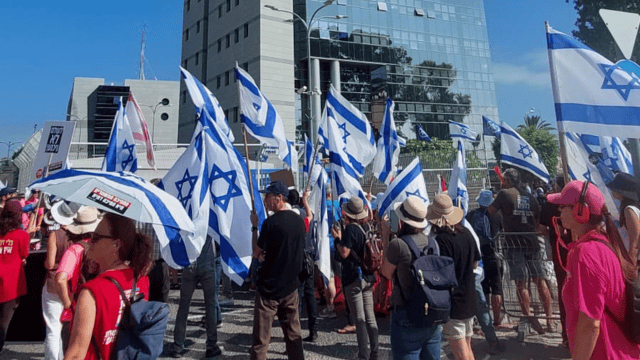 מחאה מול מטה המשטרה החדש