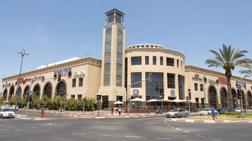 קניון חולון. מרבית החנויות סגורות
