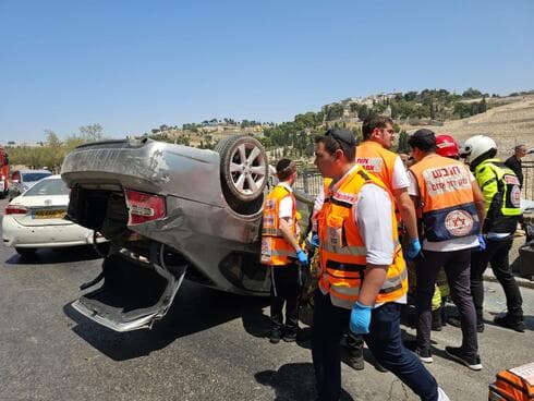 זירת התאונה ברחוב האופל. גבר נפצע באורח קל