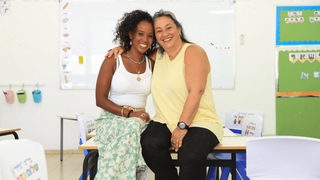 זהבה גטה עם ויקי כהן שבתאי. "זכיתי לא להיות שקופה בבית הספר כילדה ואני רוצה את זה גם עבור התלמידים שלי"