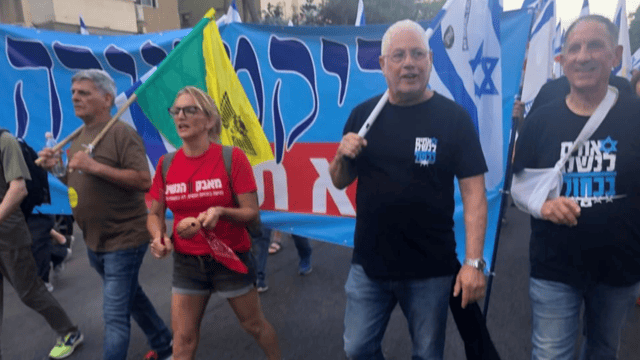 נשיא הטכניון פרופ' אורי סיון מוביל את הצעדה (צילום: ליאורה שקד מחאת העם) נשיא הטכניון פרופ' אורי סיון מוביל את הצעדה