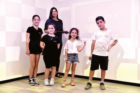 העתיד כבר כאן. תלמידי נגבה עם המנהלת