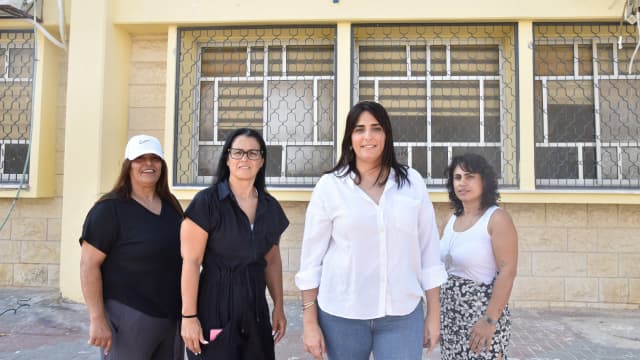 בית ספר "אור לטף". מימין: שירית פרץ, קרן דרורי, אורנה יאמין ומלכה פחימה (צילום: שרון צור) בית ספר "אור לטף". מימין: שירית פרץ, קרן דרורי, אורנה יאמין ומלכה פחימה