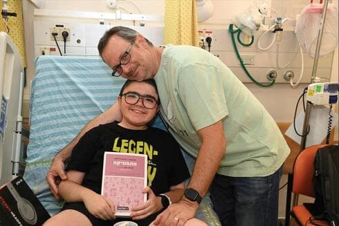עדי גולדשמידט עם אביו בבית החולים. מתרגש לחזור ללימודים 