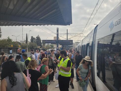 תחנת הרכבת הקלה פתח תקוה 