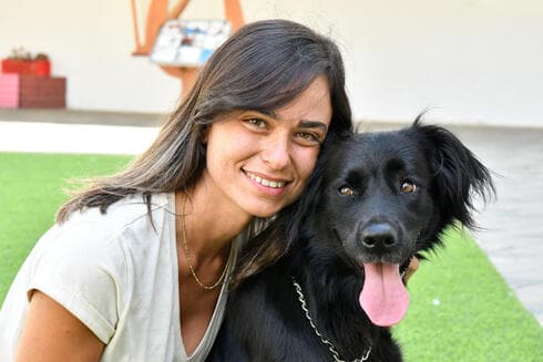 שירה כהן והכלבה ג'וי 