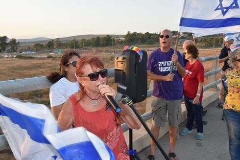 שולי נתן שרה בגשר בית השיטה