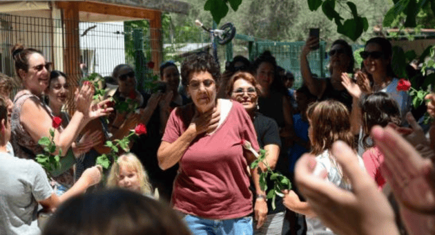 רחל נינו לא מצליחה להסתיר את התרגשותה