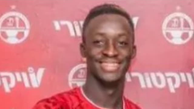 קוליבאלי. חתום במועדון לארבע עונות