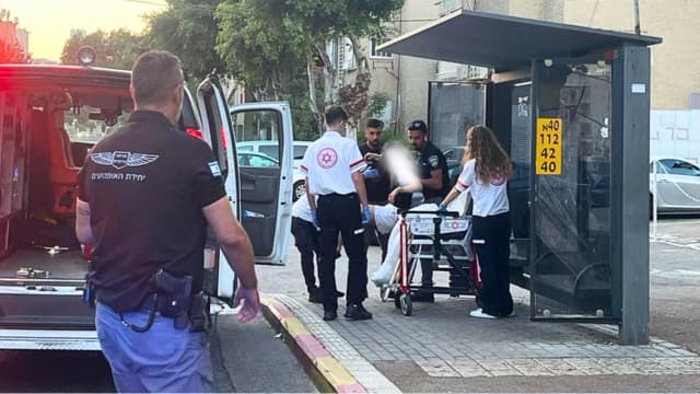 פינוי הצעירה שנמצאה בתחנת האוטובוס