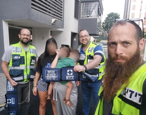 התינוק שחולץ עם מתנדבי ידידים