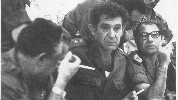 מימין: אלוף פיקוד הדרום דאז שמואל גורודיש עם הרמטכ"ל דוד אלעזר בזמן המלחמה, 1973