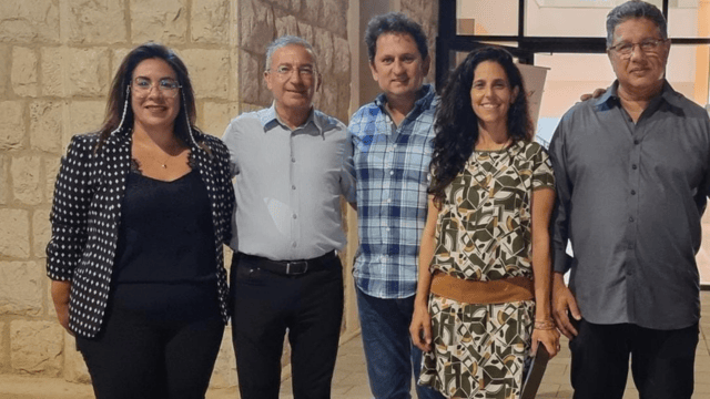 מייסדים, תורמים ומאיר שפיגלר בהדלקת האור במלונית (צילום: פרטי) הדלקת האור במלונית
