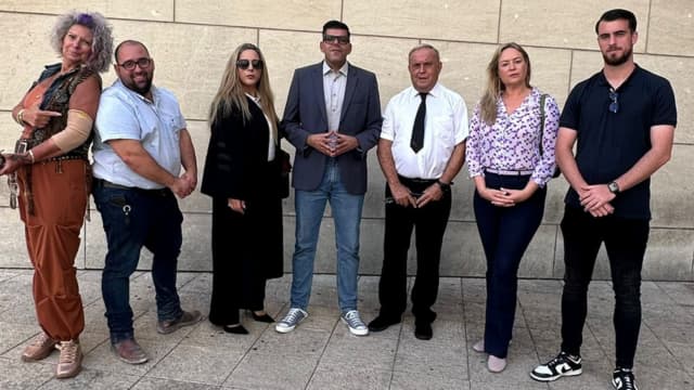 ניר שובר וחברי חיפה פיתוח בסמוך לבית המשפט