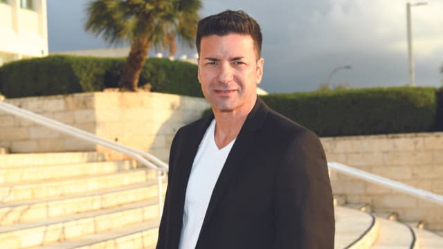 שחר מי און 