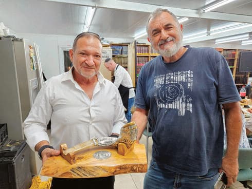 מפכ"ל המשטרה (משמאל) עם השופר שהעניק לראש עיריית ניו יורק (צילום: 'שופרות ירושלים') מפכ"ל המשטרה (משמאל) עם השופר שהעניק לראש עיריית ניו יורק