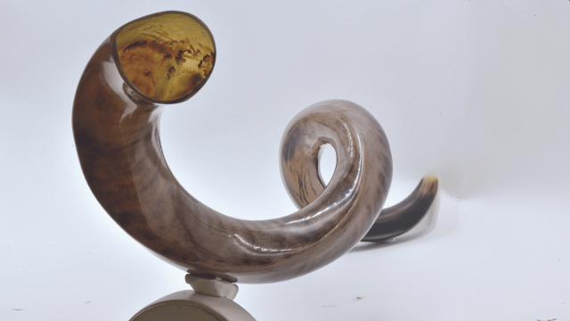 מייצרים לפי מגוון מסורות ודגמים (צילום: 'שופרות ירושלים') מייצרים לפי מגוון מסורות ודגמים