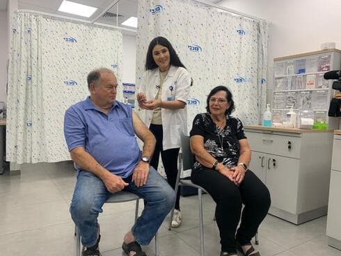 אלי ויפית מפתח תקוה. ראשוני המתחסנים נגד שפעת