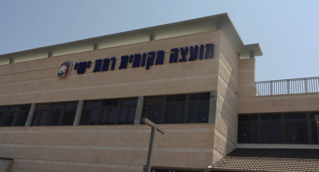 בניין מועצת רמת ישי. ההורים דורשים שינוי