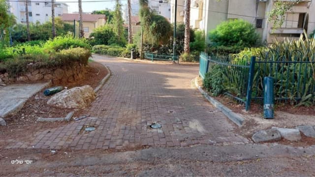 הפך לציר תנועה. שביל הגישה לגינה ברחוב אהרון שקולניק