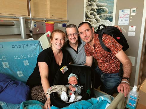 בני הזוג עם קסלר ויונתן התינוק לקראת היציאה מבית החולים 