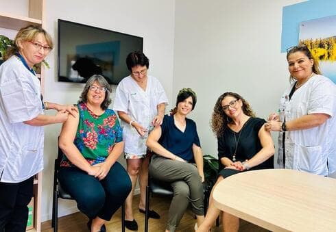 רמה מינץ, ענת טרגר וילנה גולדין מחסנות נגד שפעת את חברות הנהלת מחוז ירושלים: טלי חביב, עידית לוי ואת יעל עזר (צילום: דוברות כללית ) רמה מינץ, ענת טרגר וילנה גולדין מחסנות נגד שפעת את חברות הנהלת מחוז ירושלים: טלי חביב, עידית לוי ואת יעל עזר