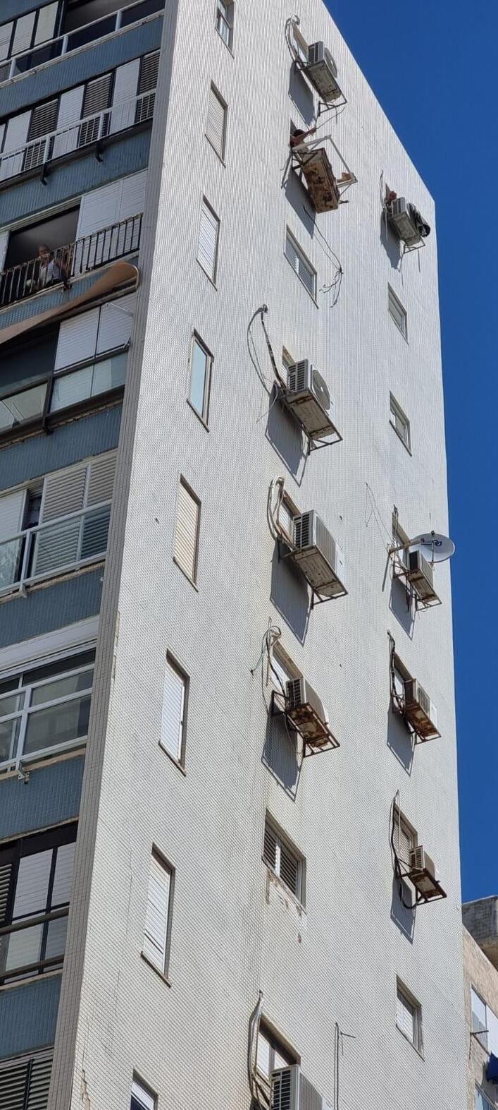 המזגן מעל גן הילדים