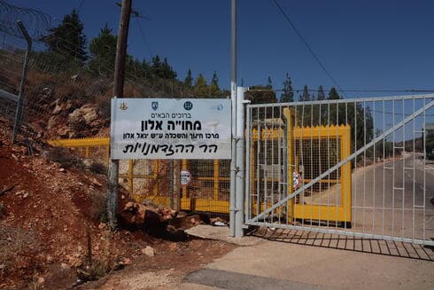 הכניסה לבסיס מחו"ה אלון