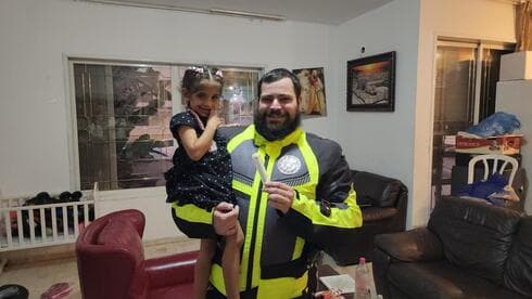 חובש מד"א מאיר שלו עם עופרי ומשפחתה