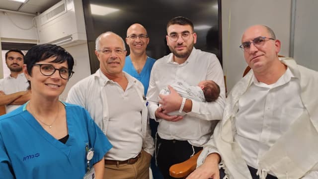 ברית המילה בבית החולים. מאיר חנניה אביו של אדיר, אדיר חנניה ובנו התינוק והצוות הרפואי (צילום: דוברות בית החולים) ברית המילה בבית החולים. מאיר חנניה אביו של אדיר, אדיר חנניה ובנו התינוק והצוות הרפואי