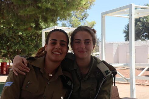 אזולאי עם המפקדת של סגן בן אבי